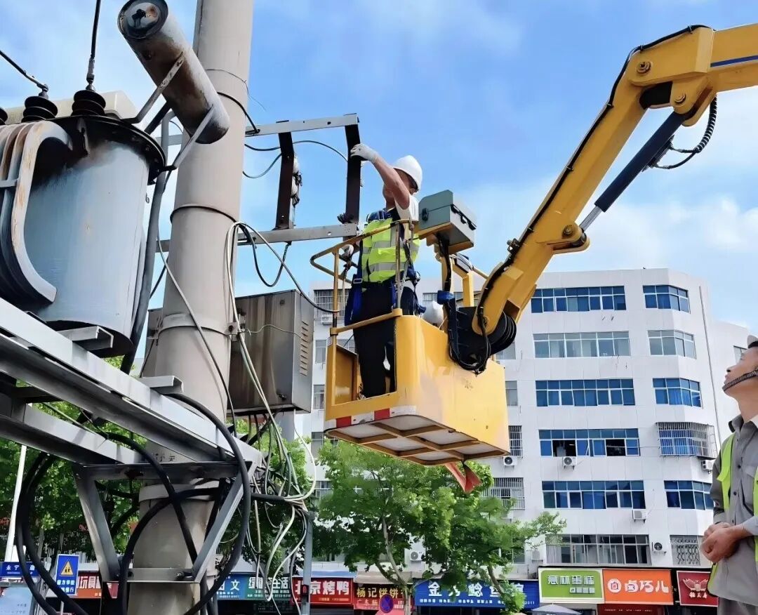 路灯维护.jpg